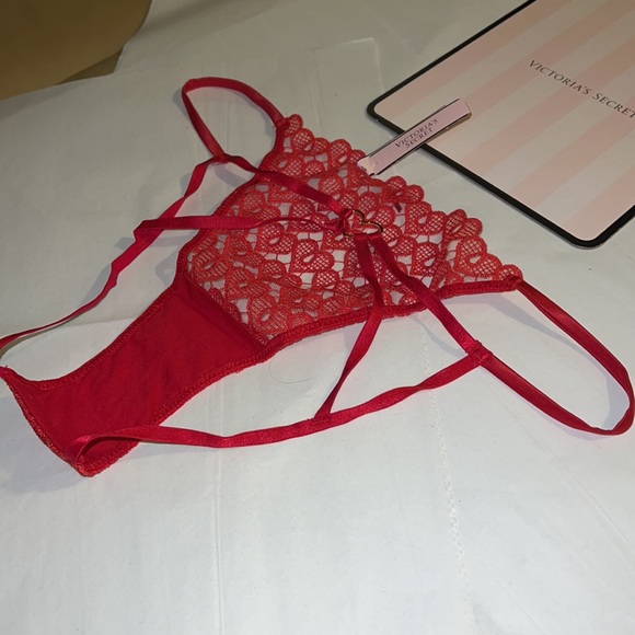 Victoria’s Secret
Sweetheart Lace Ouvert Cheeky Panty♥️
Red Lipstick
X - Picture 9 of 14